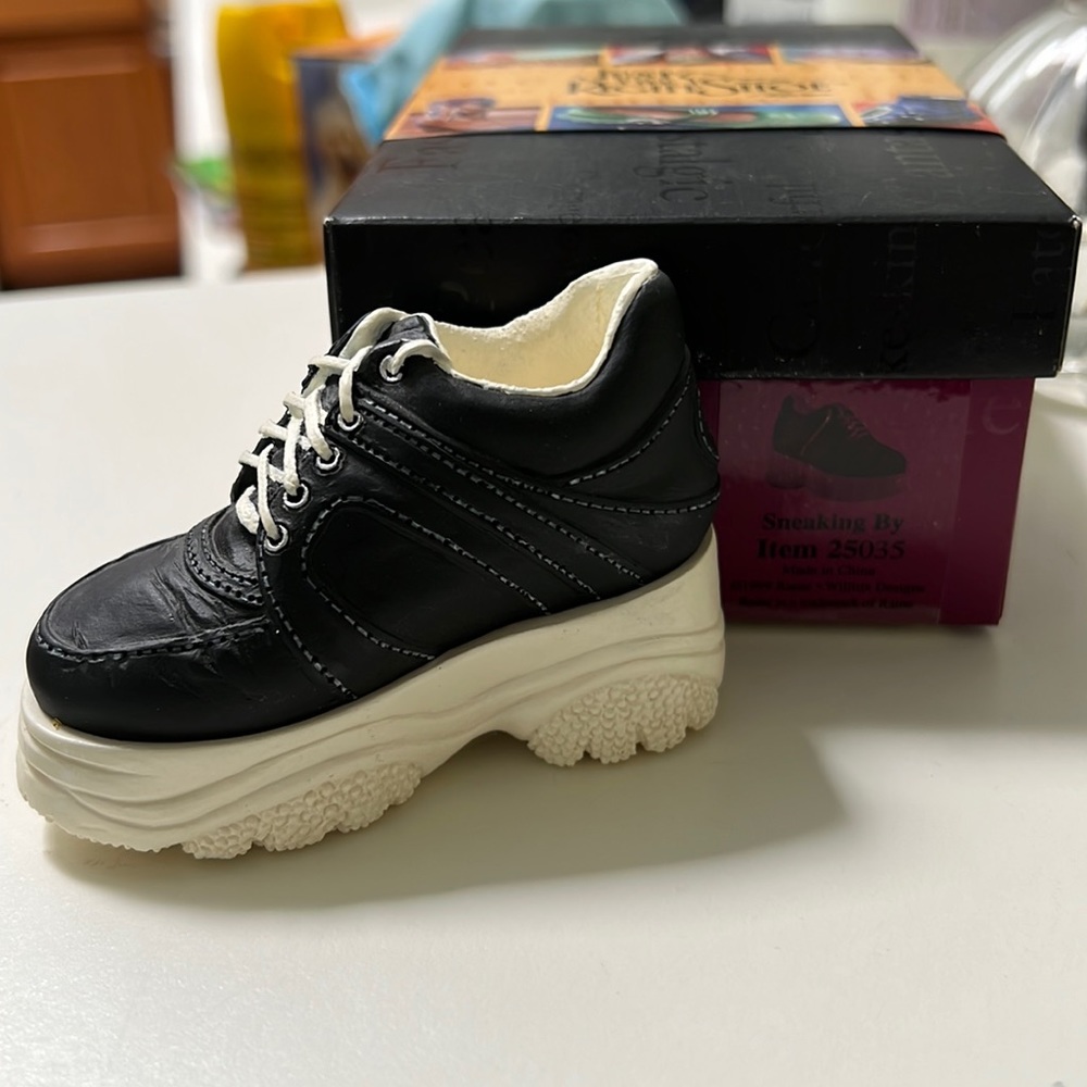 Raine mini shoe collection (Sneaking By)